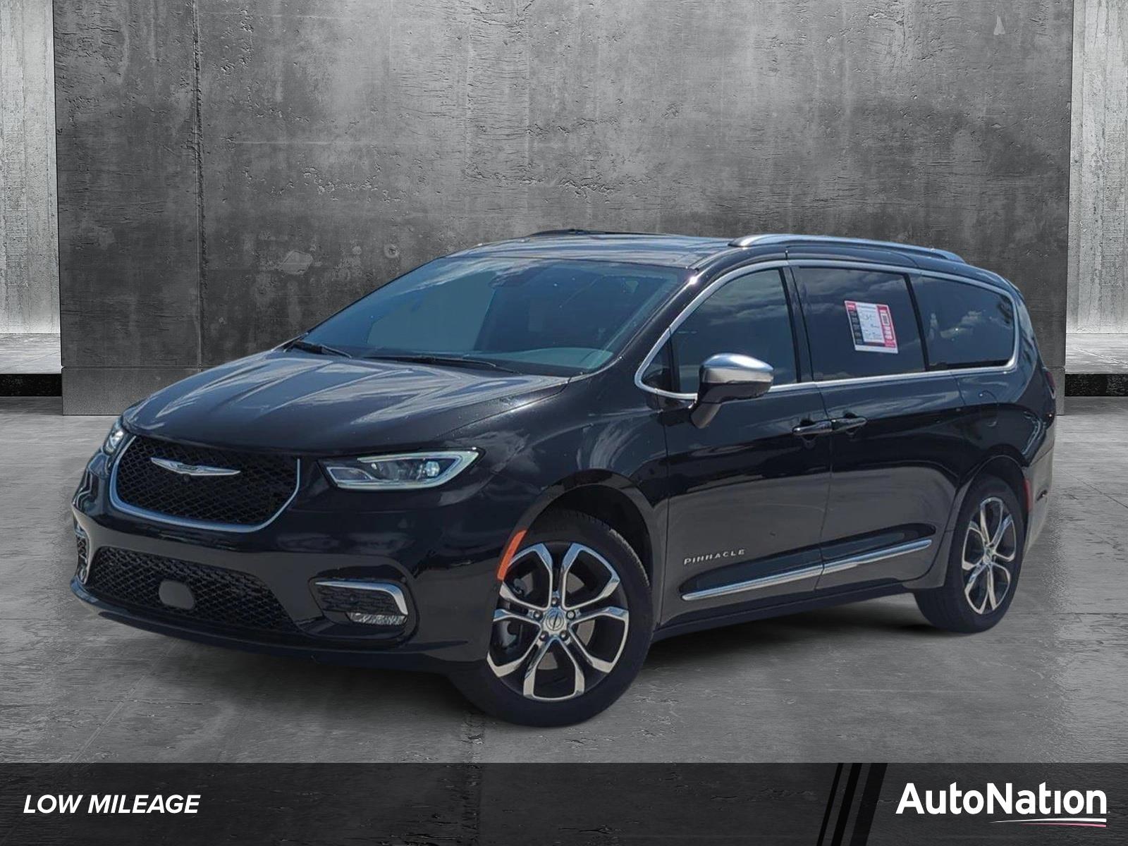 2025 Chrysler Pacifica Vehicle Photo in Pembroke Pines, FL 33027