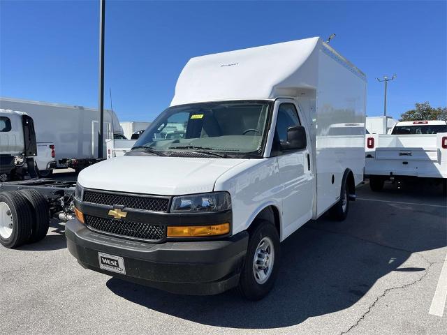 2024 Chevrolet Express Cutaway 3500 Vehicle Photo in ALCOA, TN 37701-3235