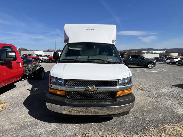 2025 Chevrolet Express Cutaway 3500 Vehicle Photo in ALCOA, TN 37701-3235