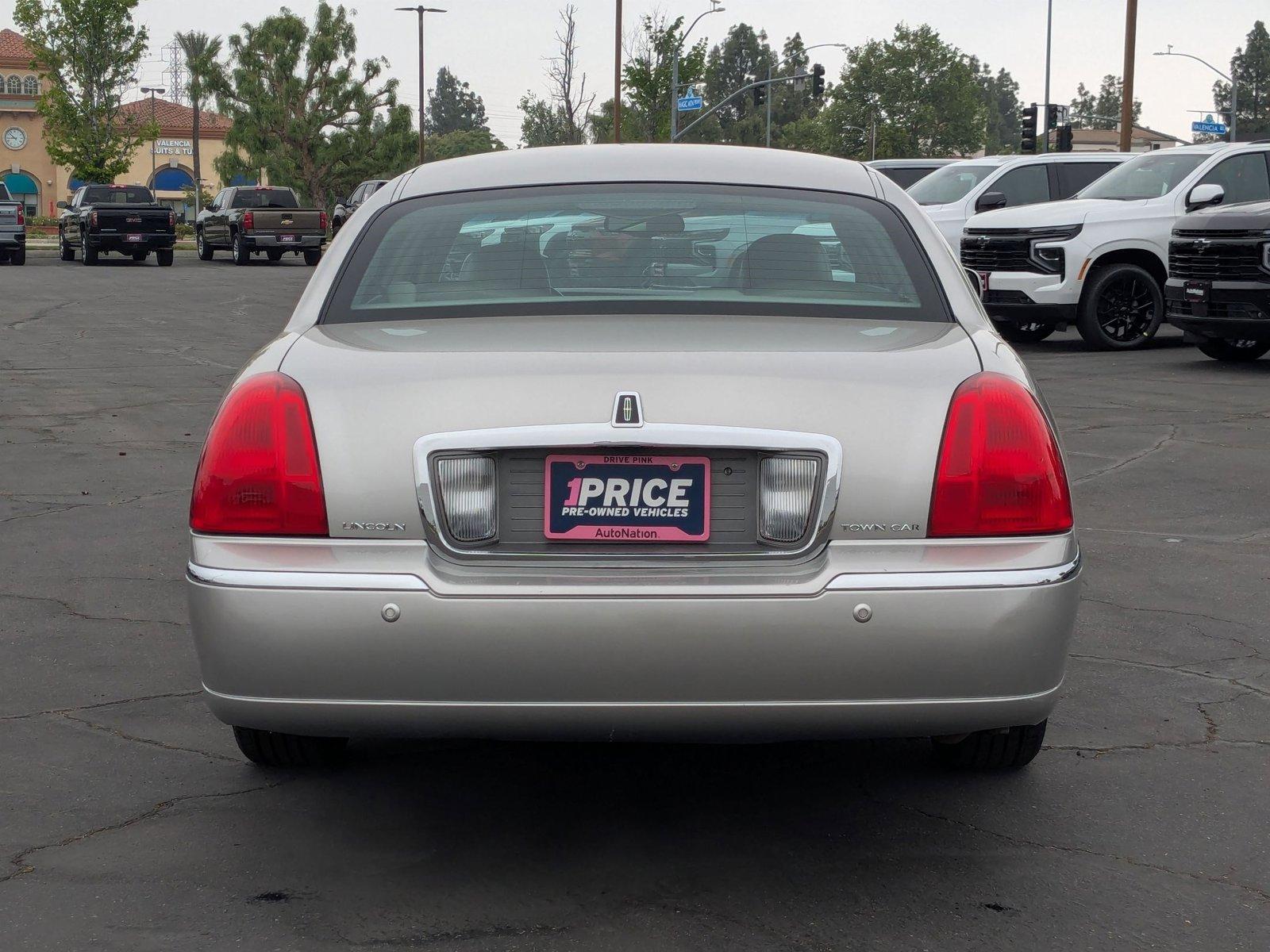 2003 Lincoln Town Car Vehicle Photo in VALENCIA, CA 91355-1705