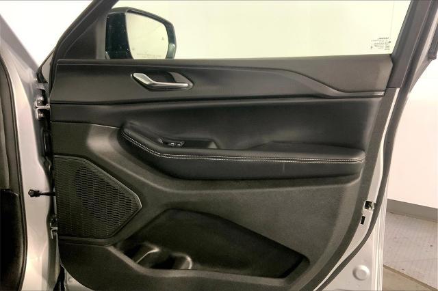 2024 Jeep Grand Cherokee Vehicle Photo in Kansas City, MO 64114