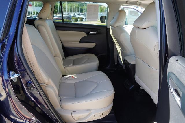 2025 Toyota Highlander Vehicle Photo in Riverdale, UT 84405