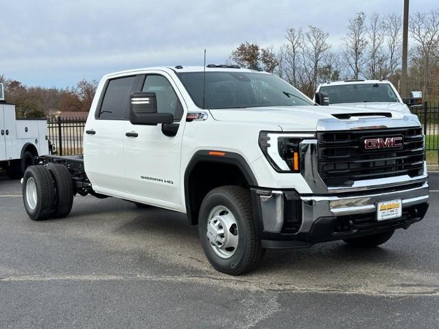 2025 GMC Sierra 3500 HD Chassis Cab Vehicle Photo in COLUMBIA, MO 65203-3903