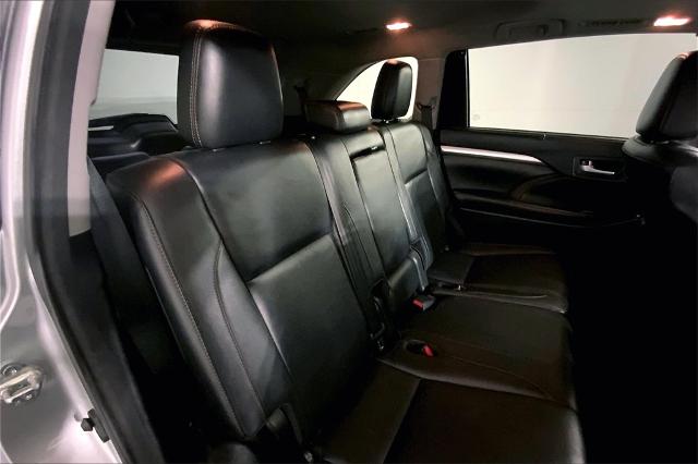 2017 Toyota Highlander Vehicle Photo in Lees Summit, MO 64086
