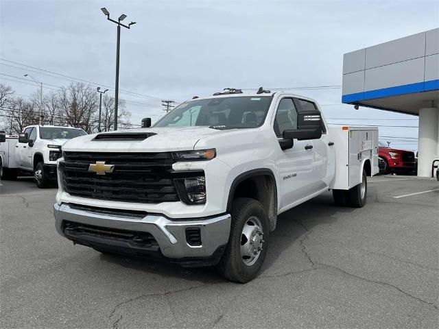 2024 Chevrolet Silverado 3500 HD Chassis Cab Vehicle Photo in ALCOA, TN 37701-3235