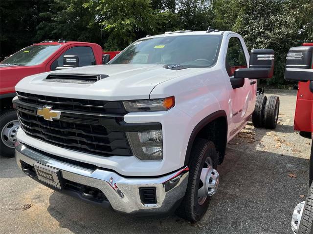 2024 Chevrolet Silverado 3500 HD Chassis Cab Vehicle Photo in ALCOA, TN 37701-3235