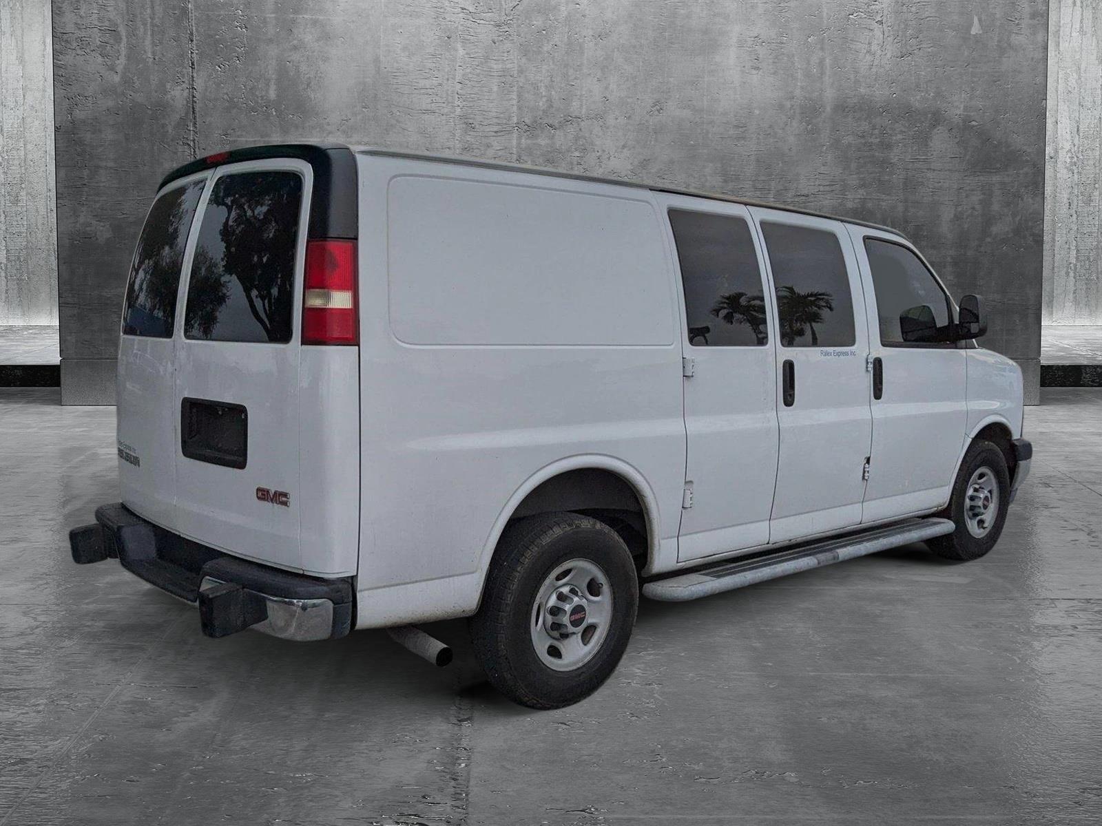 2017 GMC Savana Cargo Van Vehicle Photo in PEMBROKE PINES, FL 33024-6534