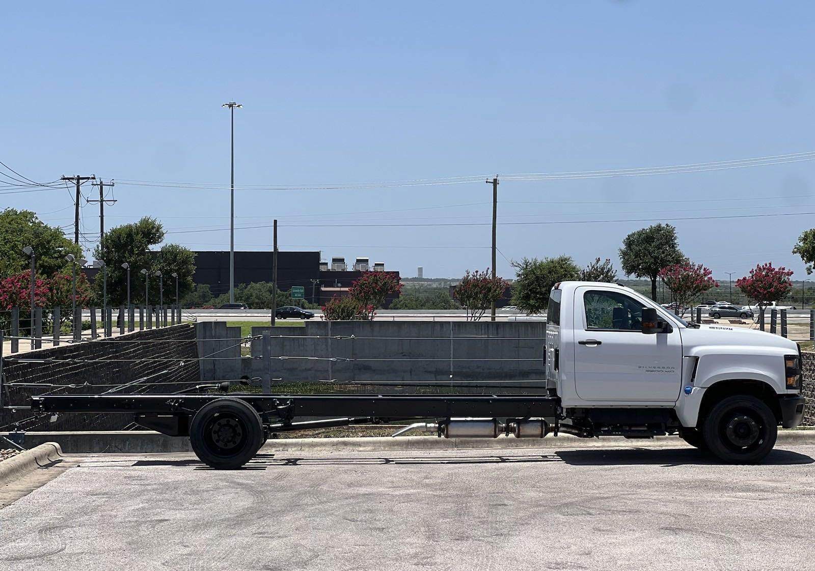 2024 Chevrolet Silverado 6500 HD Vehicle Photo in GEORGETOWN, TX 78626-7508