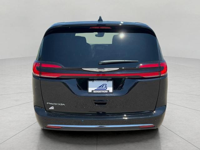 2025 Chrysler Pacifica Vehicle Photo in Kaukauna, WI 54130