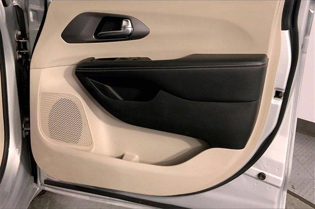 2022 Chrysler Pacifica Vehicle Photo in KANSAS CITY, MO 64114-4502