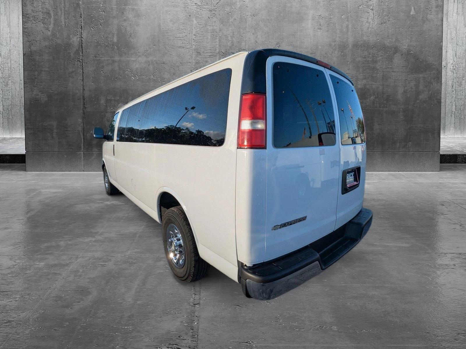 2020 Chevrolet Express Passenger 3500 Vehicle Photo in MIAMI, FL 33134-2699