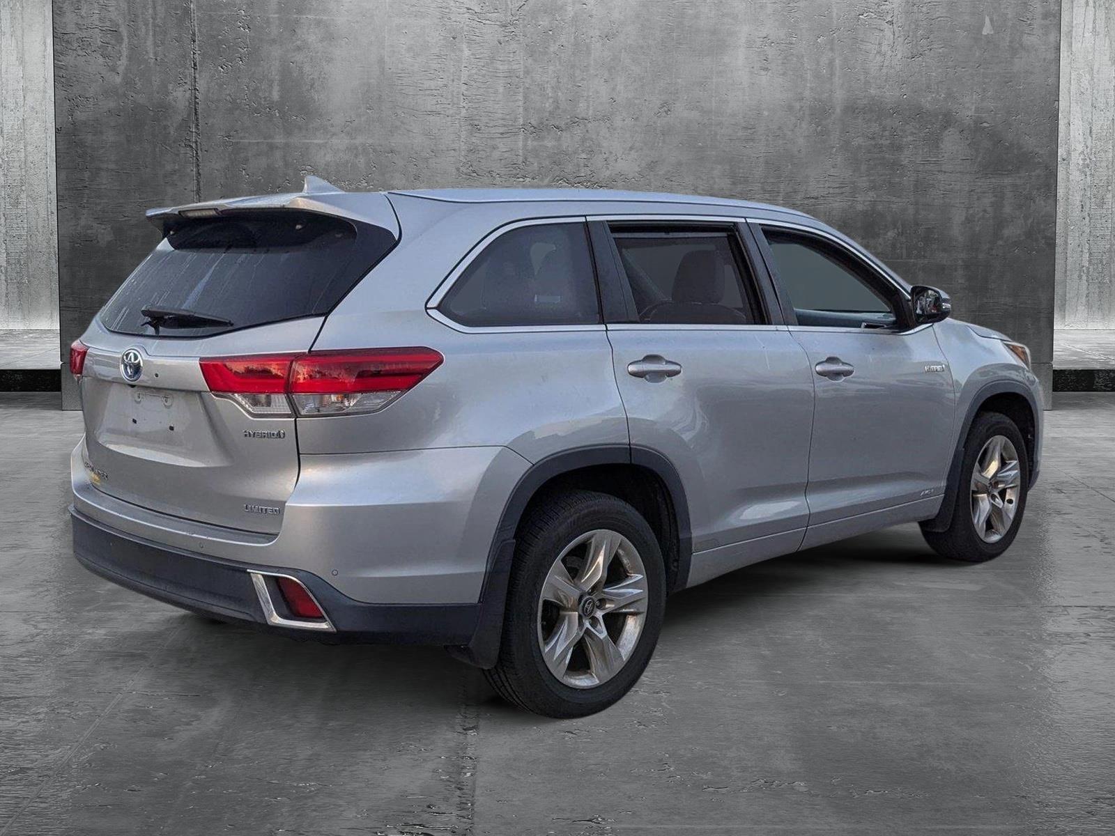 2017 Toyota Highlander Vehicle Photo in PEMBROKE PINES, FL 33024-6534