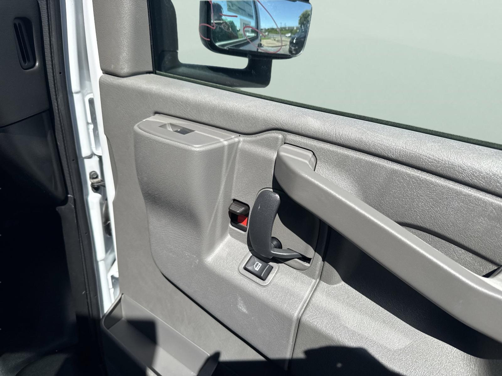 2025 Chevrolet Express Cutaway 3500 Vehicle Photo in GEORGETOWN, TX 78626-7508
