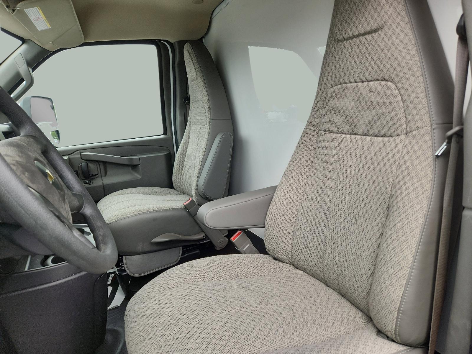 2025 Chevrolet Express Cutaway 4500 Vehicle Photo in GEORGETOWN, TX 78626-7508