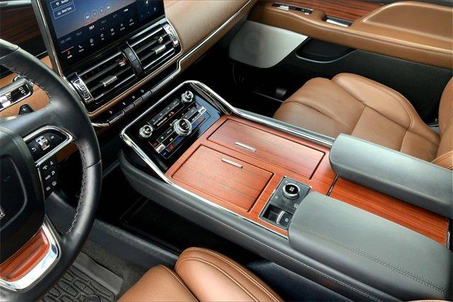 2024 Lincoln Navigator Vehicle Photo in TOPEKA, KS 66609-0000
