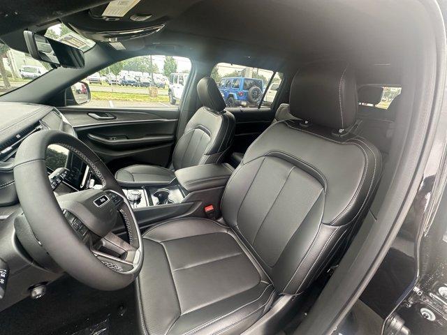 2025 Jeep Grand Cherokee L Vehicle Photo in Doylsetown, PA 18901