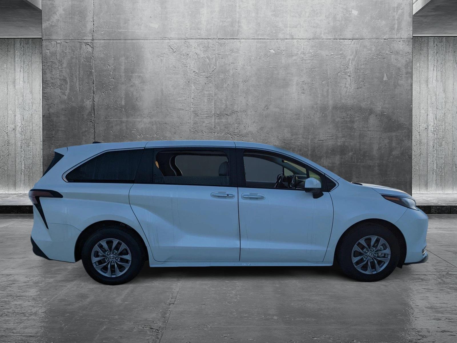 2024 Toyota Sienna Vehicle Photo in Davie, FL 33331