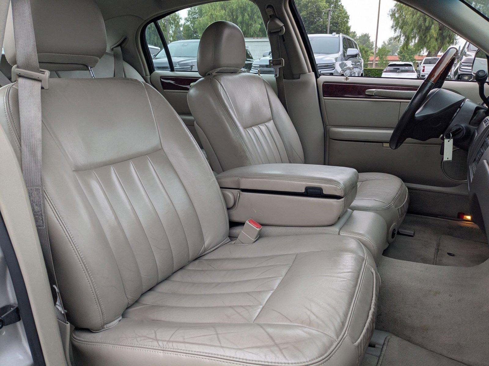 2003 Lincoln Town Car Vehicle Photo in VALENCIA, CA 91355-1705