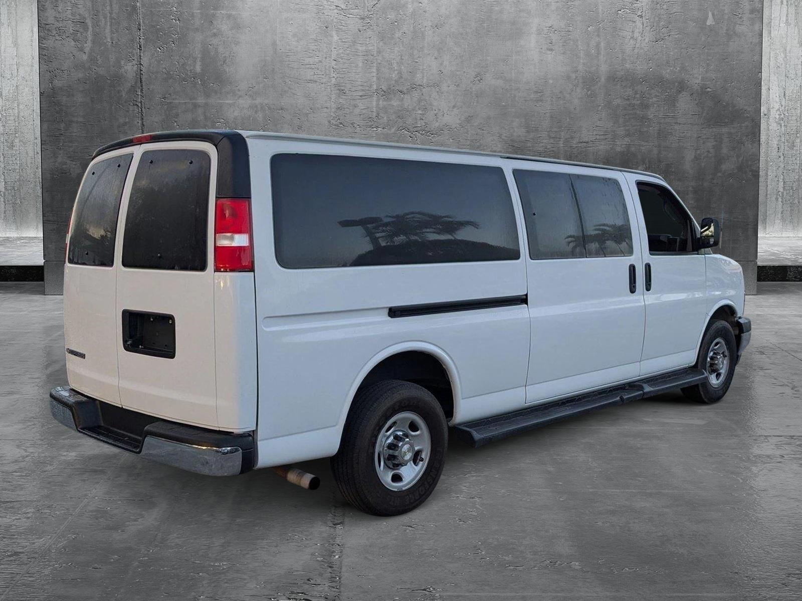 2020 Chevrolet Express Passenger 3500 Vehicle Photo in PEMBROKE PINES, FL 33024-6534