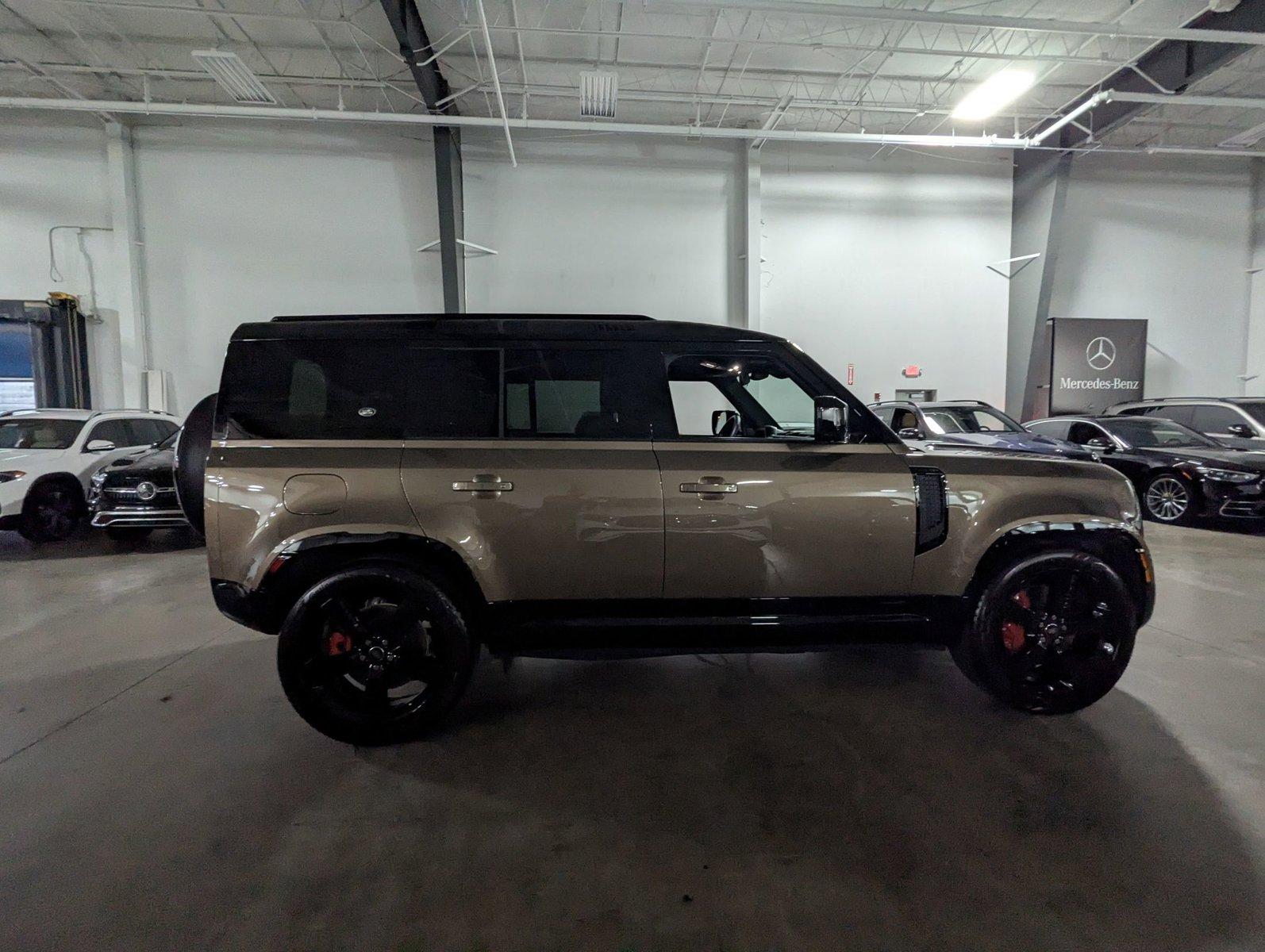 2024 Land Rover Defender Vehicle Photo in Pompano Beach, FL 33064