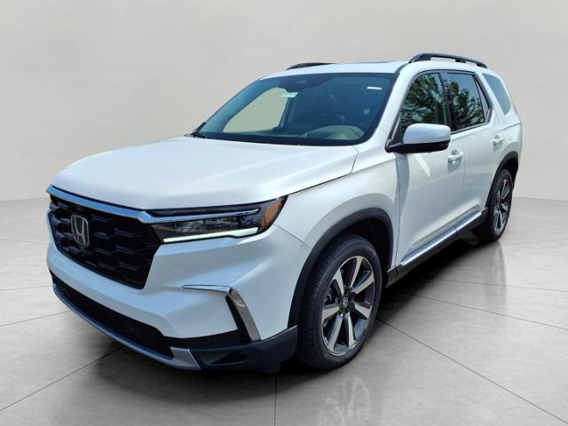 2025 Honda Pilot Vehicle Photo in Oshkosh, WI 54904