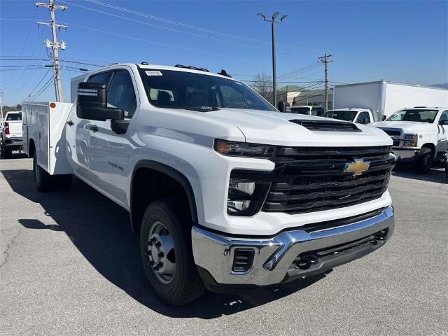 2024 Chevrolet Silverado 3500 HD Chassis Cab Vehicle Photo in ALCOA, TN 37701-3235