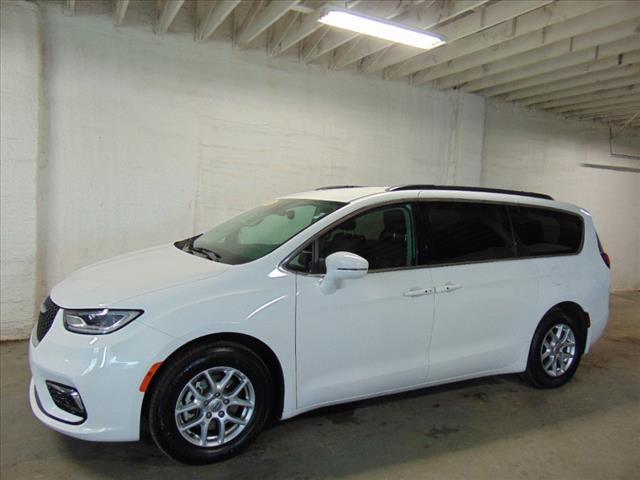 Used 2022 Chrysler Pacifica Touring L with VIN 2C4RC1BG8NR188391 for sale in Emporia, KS