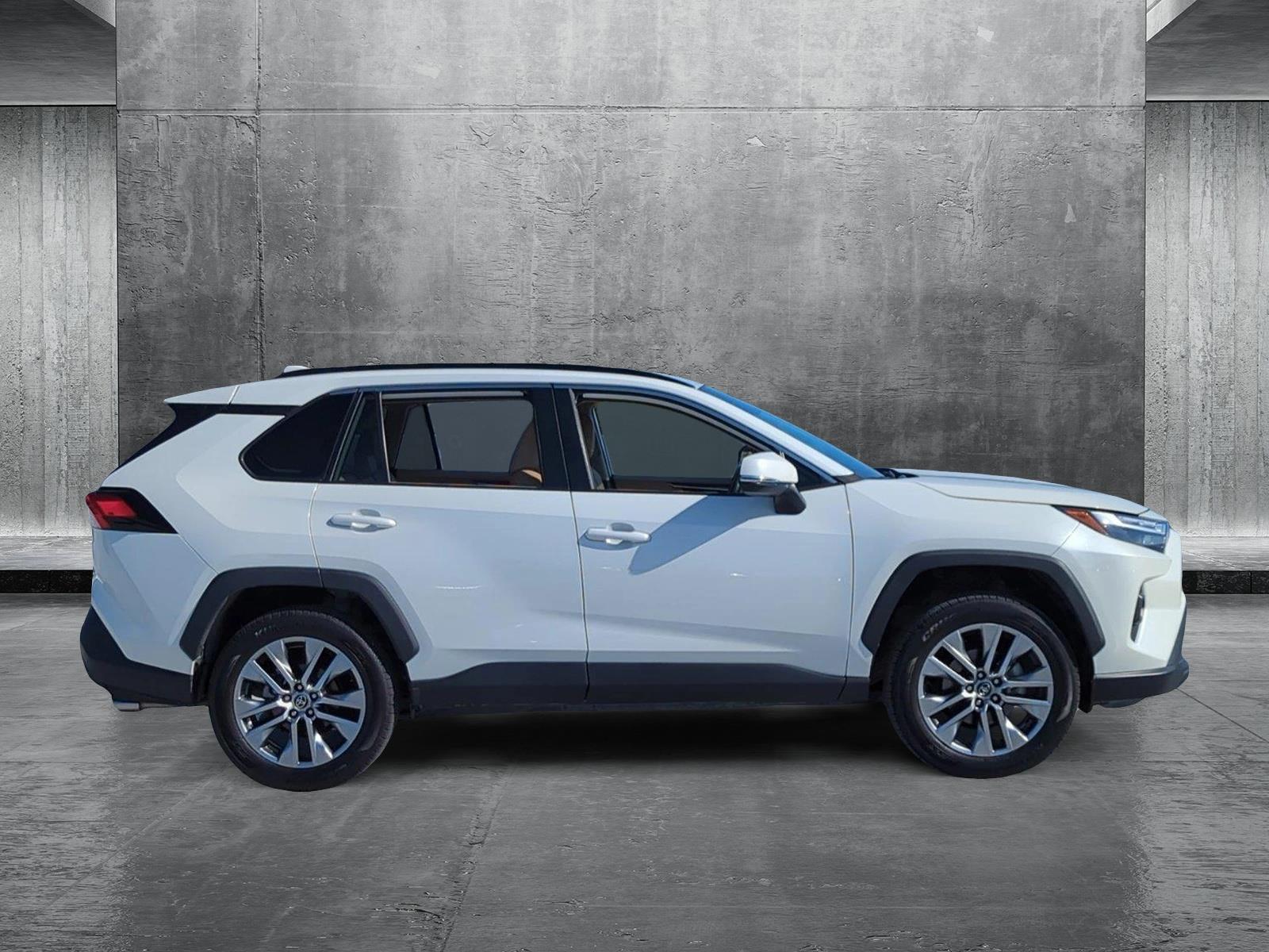 2022 Toyota RAV4 XLE Premium photo 4