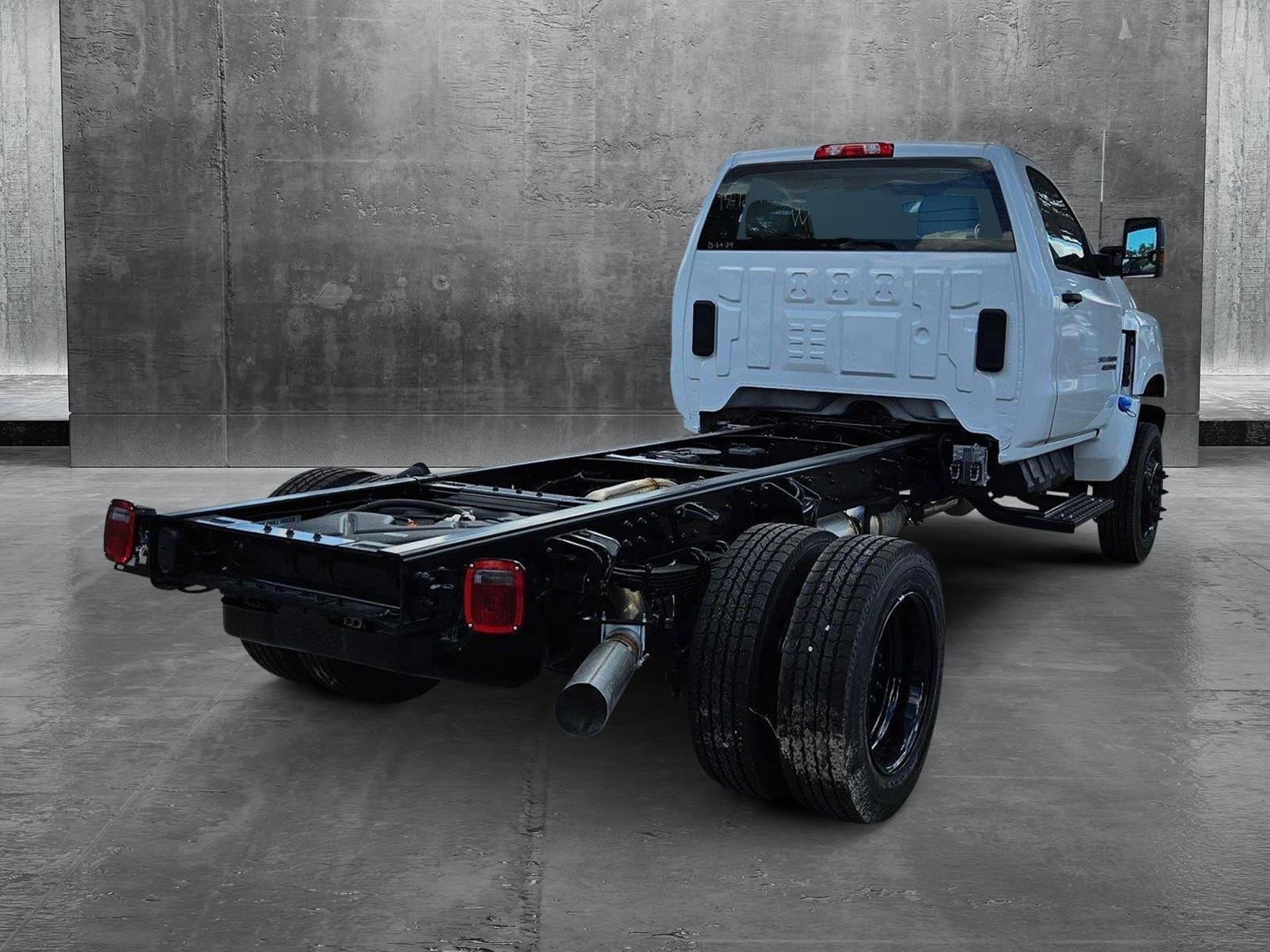 2024 Chevrolet Silverado 4500 HD Vehicle Photo in GREENACRES, FL 33463-3207