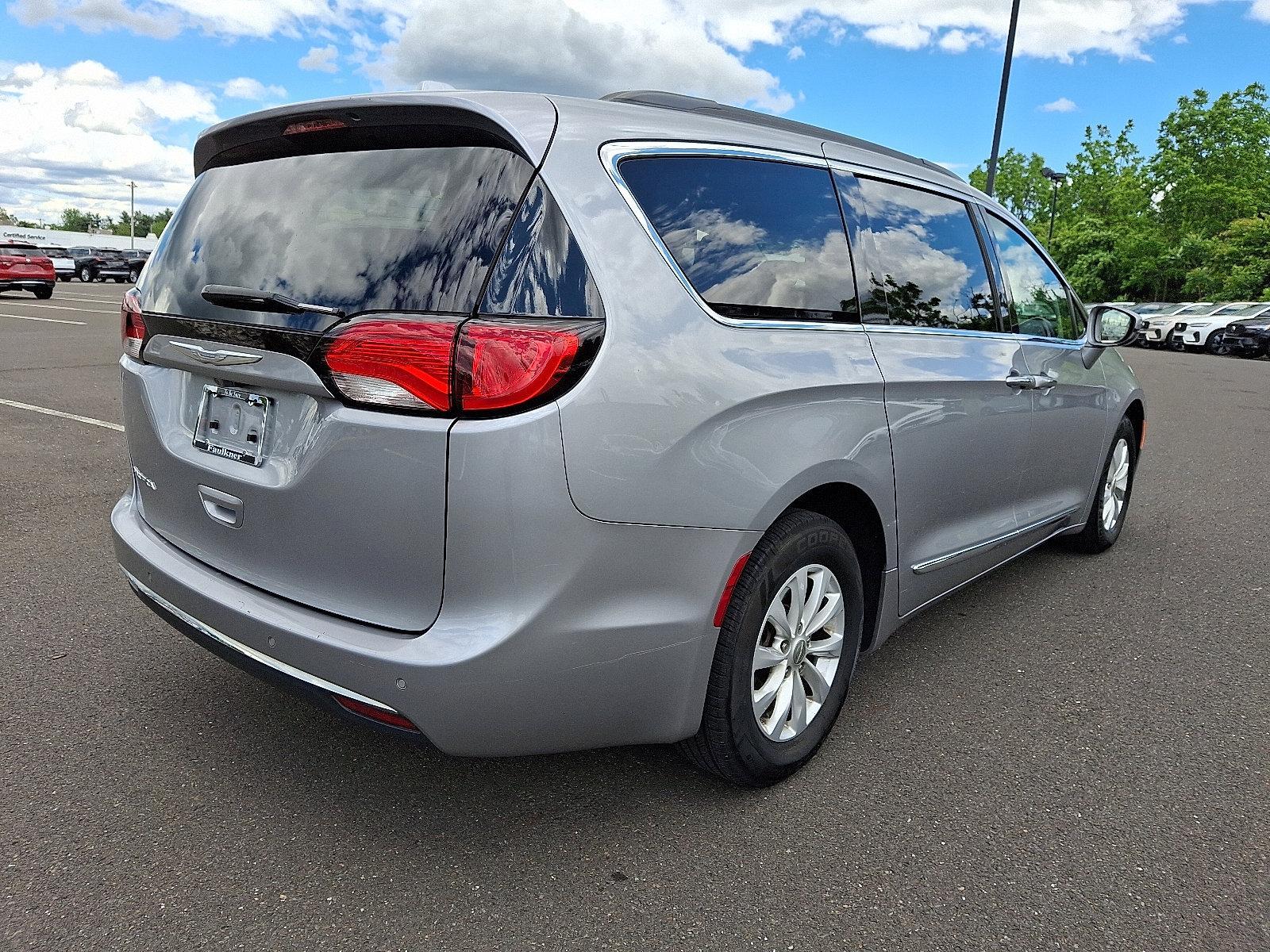 2017 Chrysler Pacifica Vehicle Photo in Trevose, PA 19053