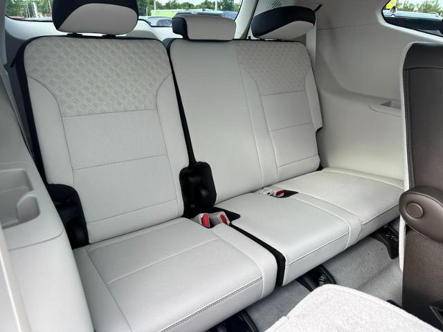 2025 GMC Acadia Vehicle Photo in COLUMBIA, MO 65203-3903