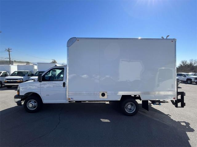 2023 Chevrolet Express Cutaway 3500 Vehicle Photo in ALCOA, TN 37701-3235