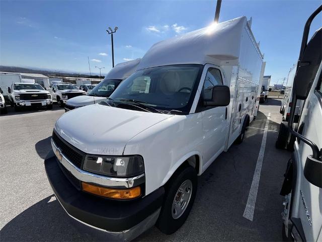 2025 Chevrolet Express Cutaway 3500 Vehicle Photo in ALCOA, TN 37701-3235