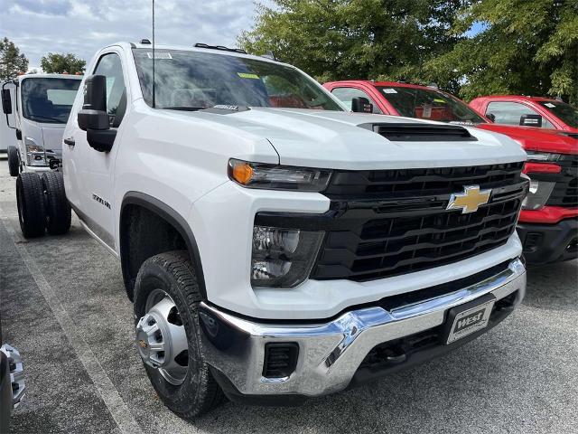 2024 Chevrolet Silverado 3500 HD Chassis Cab Vehicle Photo in ALCOA, TN 37701-3235