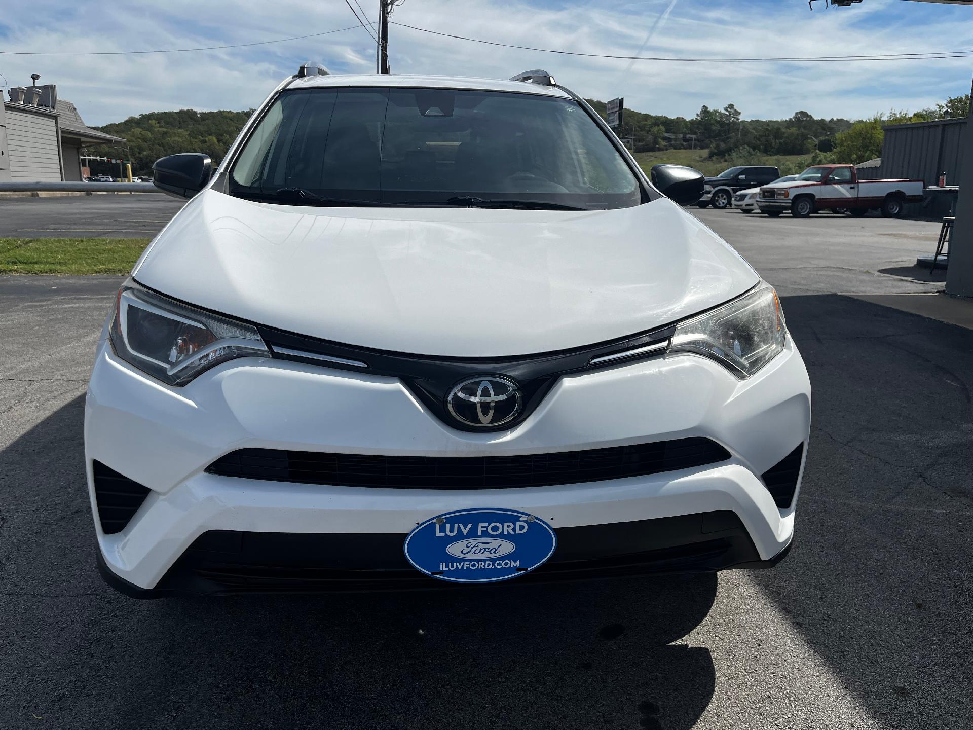 Used 2018 Toyota RAV4 LE with VIN JTMZFREV9JJ740463 for sale in Henryetta, OK