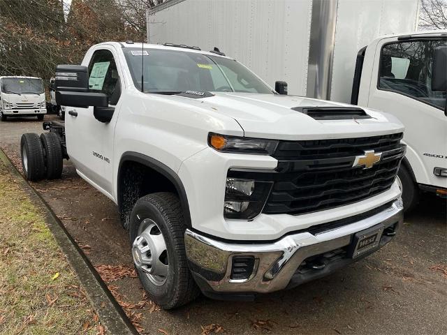 2024 Chevrolet Silverado 3500 HD Chassis Cab Vehicle Photo in ALCOA, TN 37701-3235