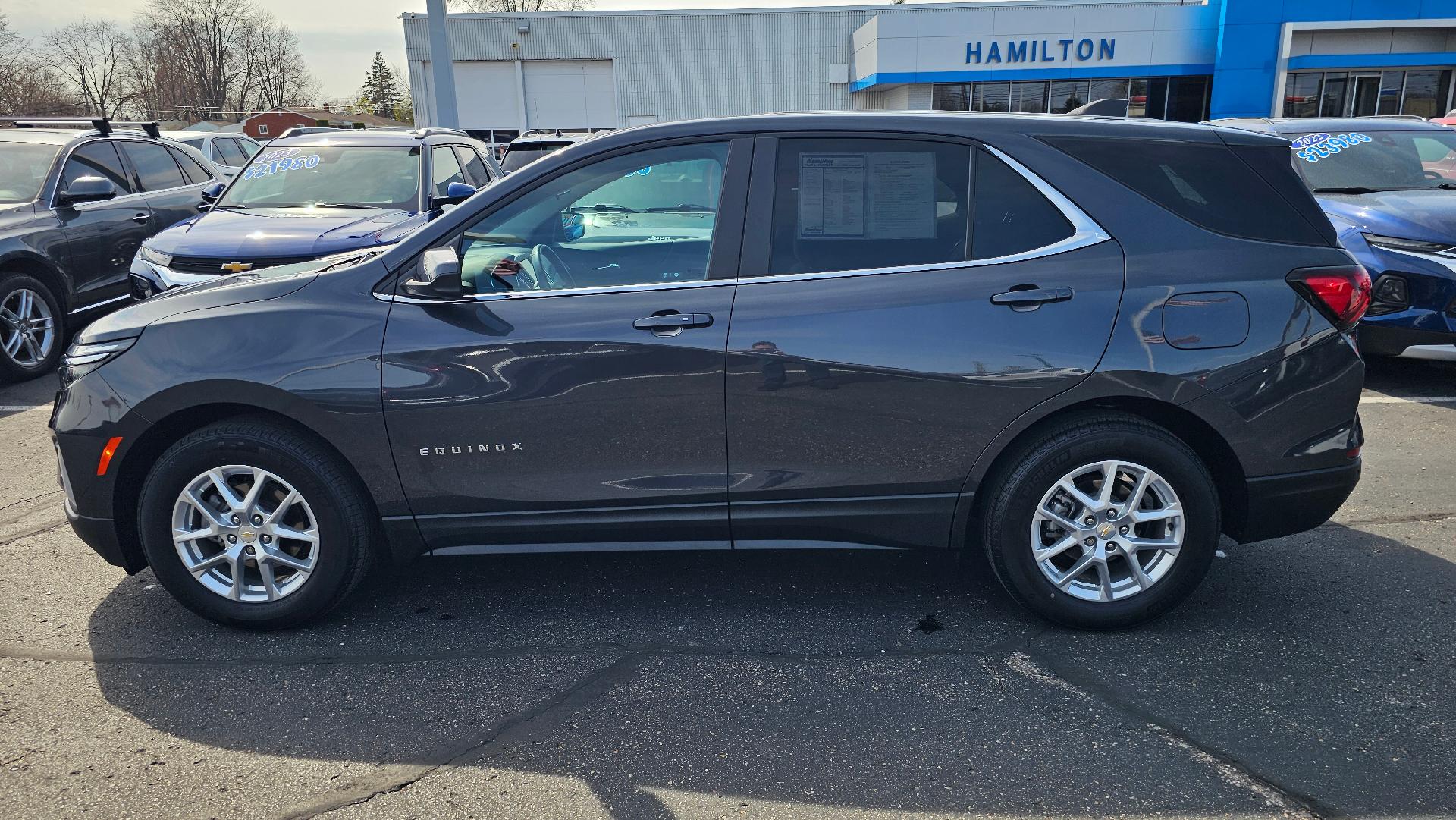 Used 2022 Chevrolet Equinox LT with VIN 2GNAXKEV1N6156005 for sale in Warren, MI