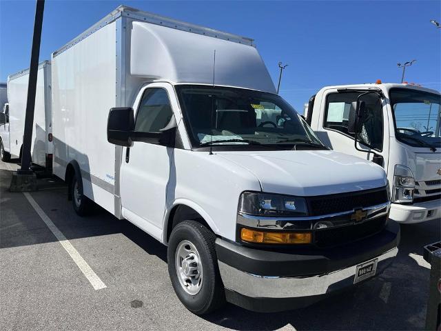 2024 Chevrolet Express Cutaway 3500 Vehicle Photo in ALCOA, TN 37701-3235