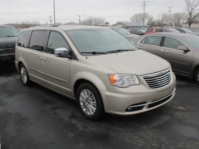 2013 Chrysler Town & Country Vehicle Photo in GREEN BAY, WI 54304-5303