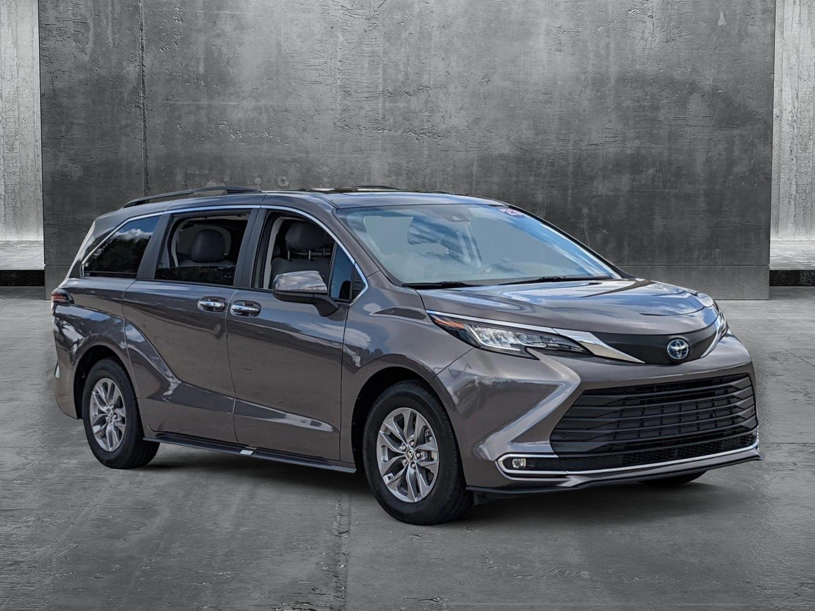 2023 Toyota Sienna Vehicle Photo in Davie, FL 33331