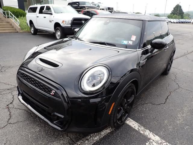 2024 MINI Cooper S Hardtop 2 Door Vehicle Photo in ZELIENOPLE, PA 16063-2910