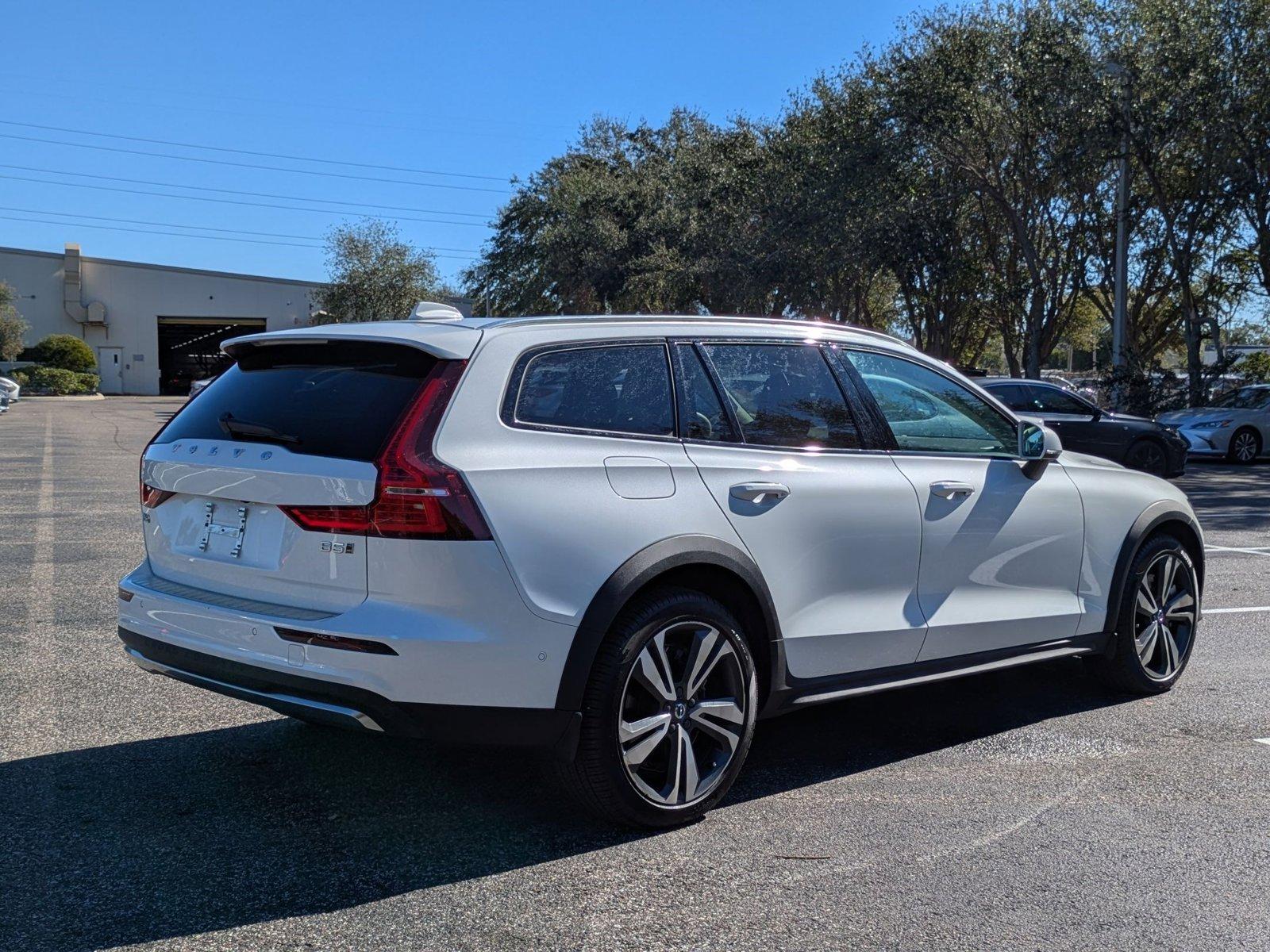 2023 Volvo V60 Cross Country Vehicle Photo in Clearwater, FL 33761