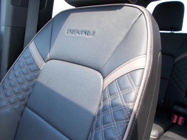 2023 GMC Canyon Vehicle Photo in LOWELL, MA 01852-4336
