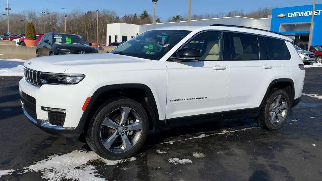 2021 Jeep Grand Cherokee L Vehicle Photo in MOON TOWNSHIP, PA 15108-2571