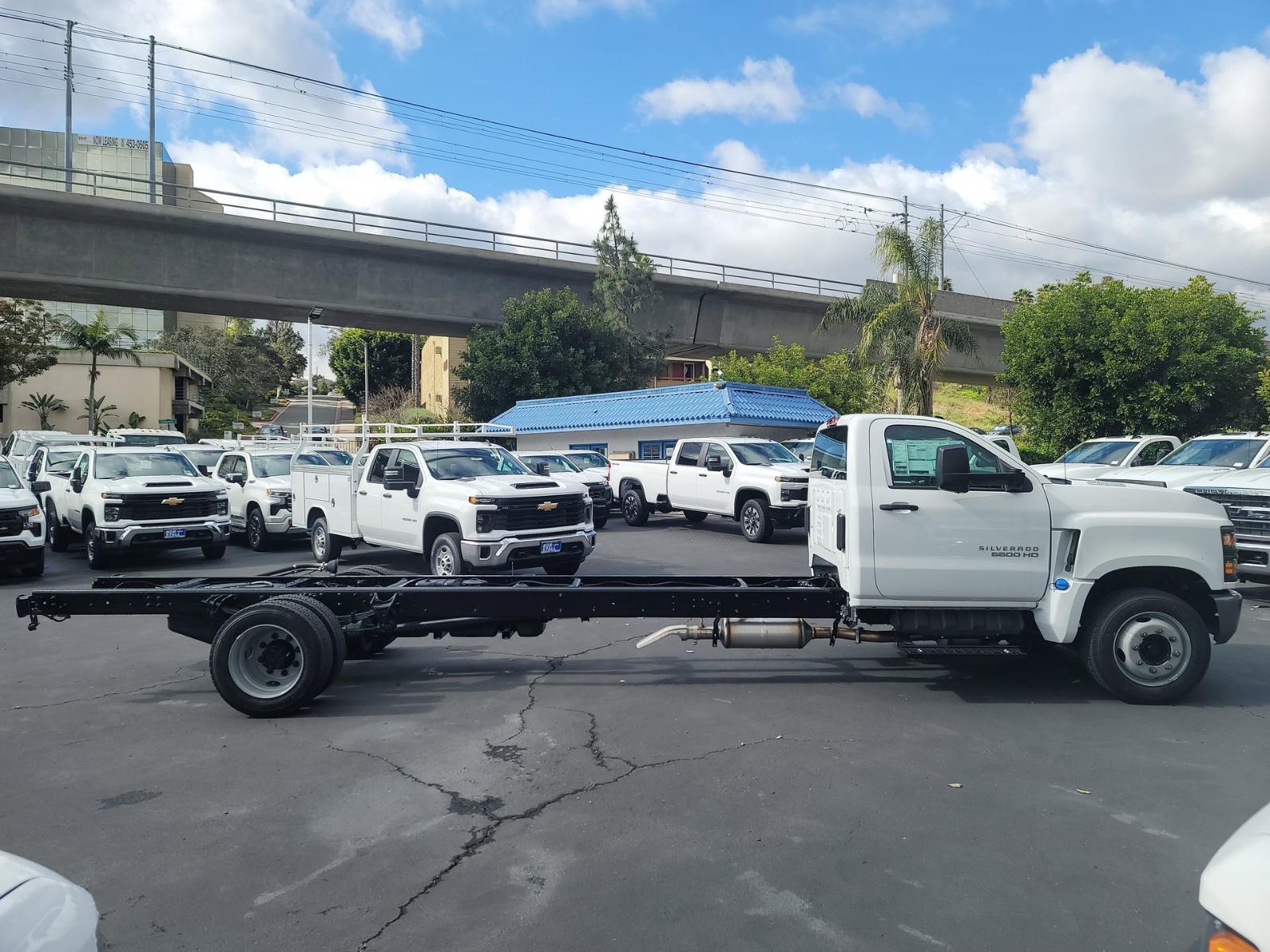 2023 Chevrolet Silverado Chassis Cab Vehicle Photo in LA MESA, CA 91942-8211