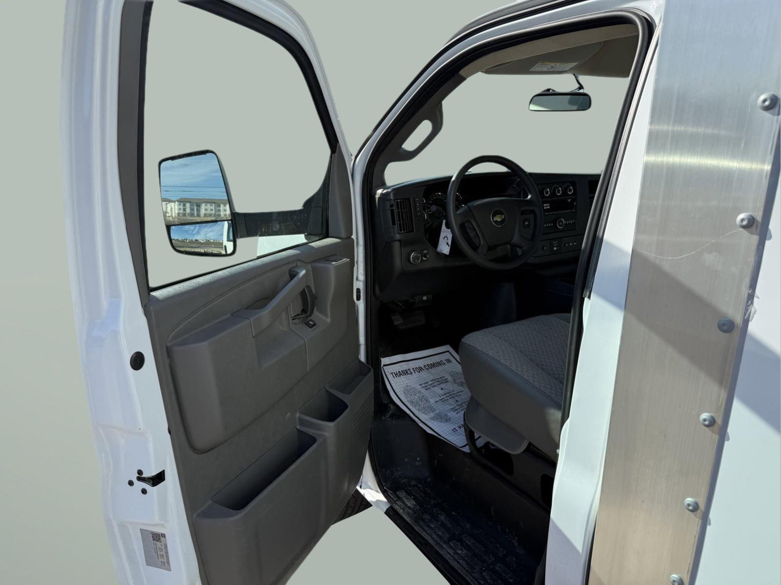 2024 Chevrolet Express Cutaway 3500 Vehicle Photo in GEORGETOWN, TX 78626-7508