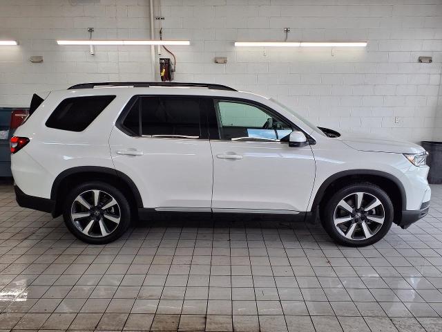 2025 Honda Pilot Vehicle Photo in Oshkosh, WI 54904