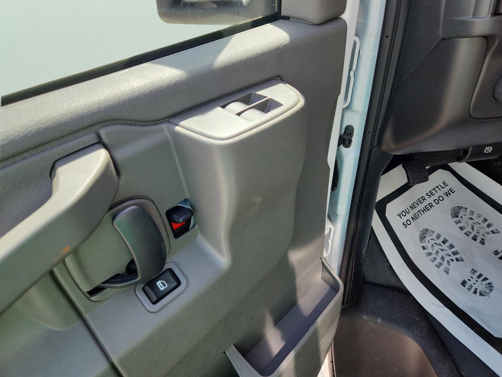 2025 Chevrolet Express Cutaway 3500 Vehicle Photo in GEORGETOWN, TX 78626-7508