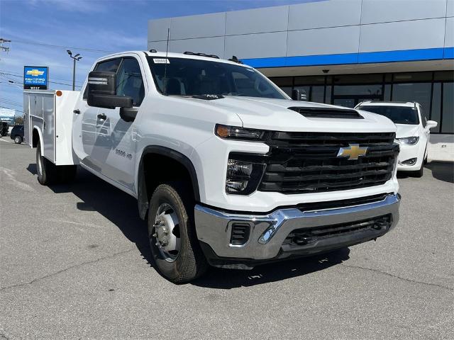 2024 Chevrolet Silverado 3500 HD Chassis Cab Vehicle Photo in ALCOA, TN 37701-3235