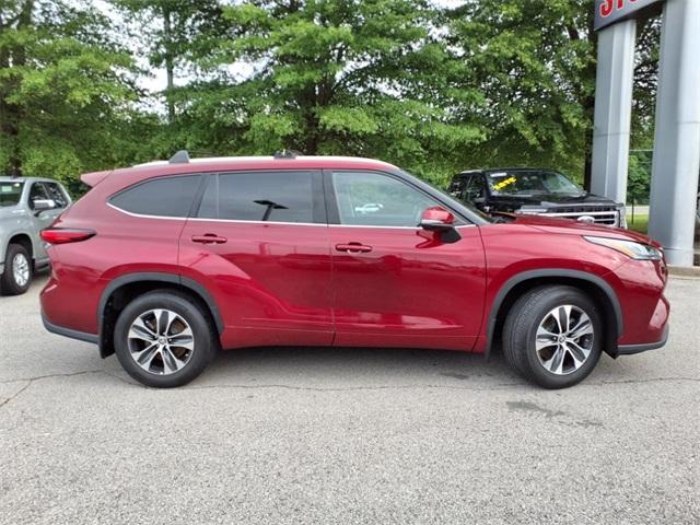 Used 2022 Toyota Highlander XLE with VIN 5TDGZRBH7NS232949 for sale in Clarksville, TN